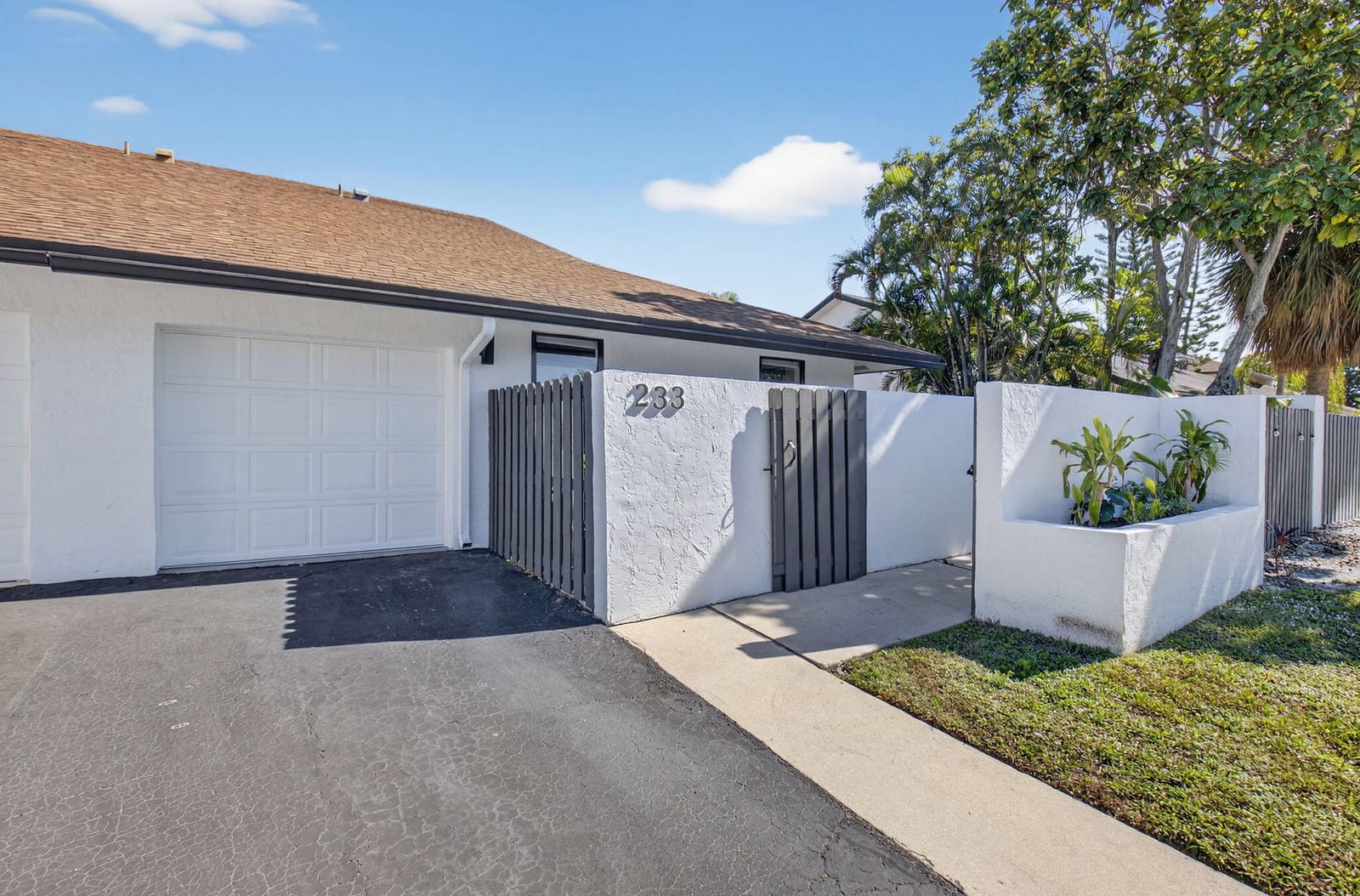 233 SW 28th Avenue, Delray Beach, FL 33445 photo 2