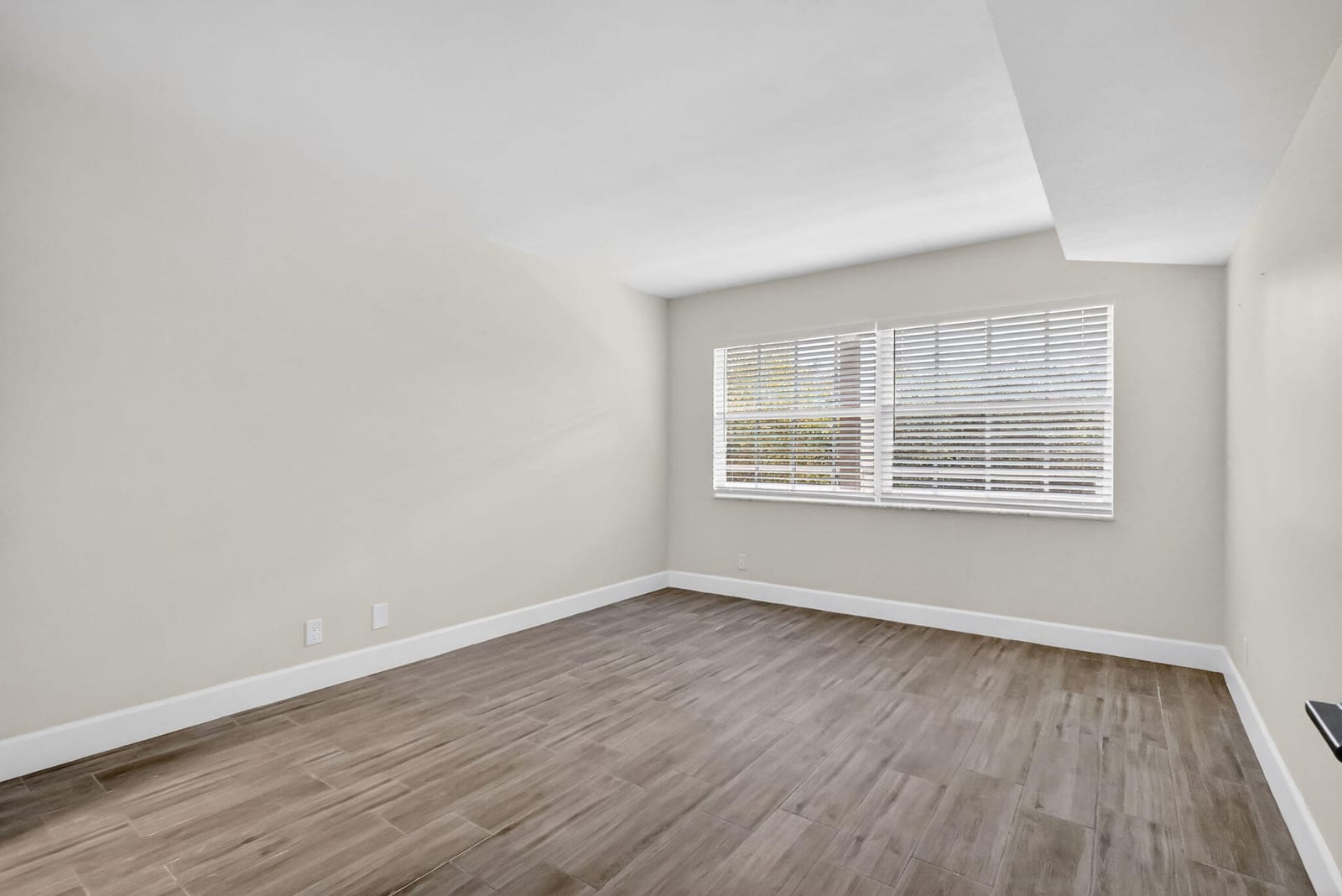 545 Oaks Lane 409, Pompano Beach, FL 33069 photo 16