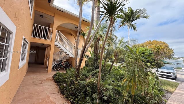 811 SE 4th Avenue C106, sold in Chateau De Ville, Dania Beach, FL