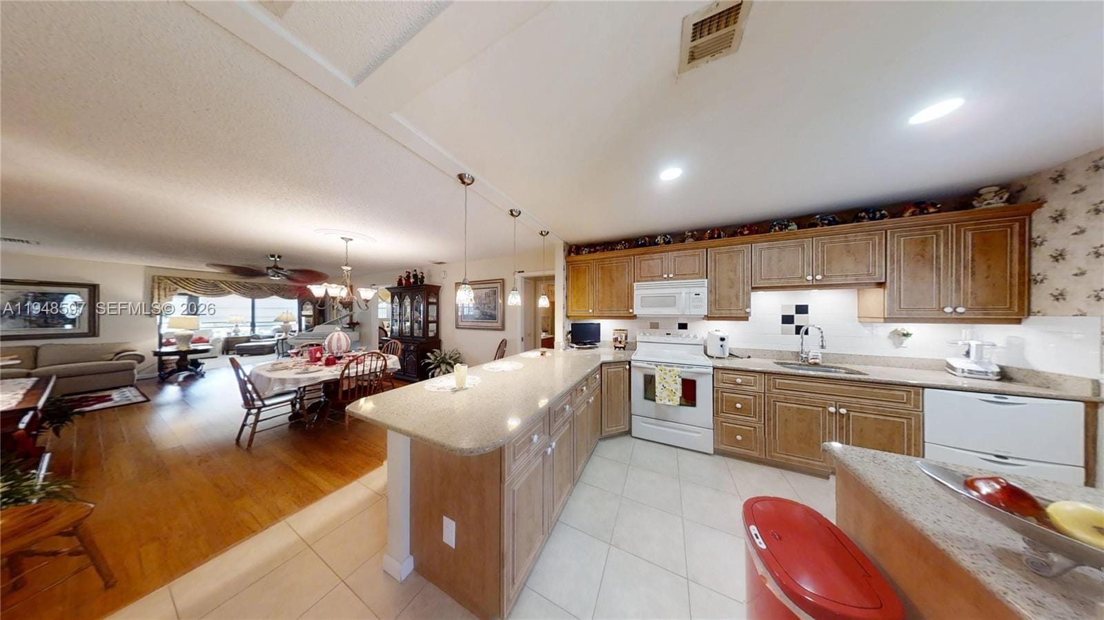 1527 Edgewater Circle — photo 2