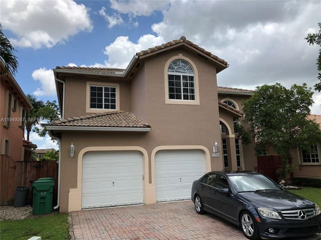 15364 SW 32nd Terrace, sold in Bismark Homes At Venezia, Miami, FL