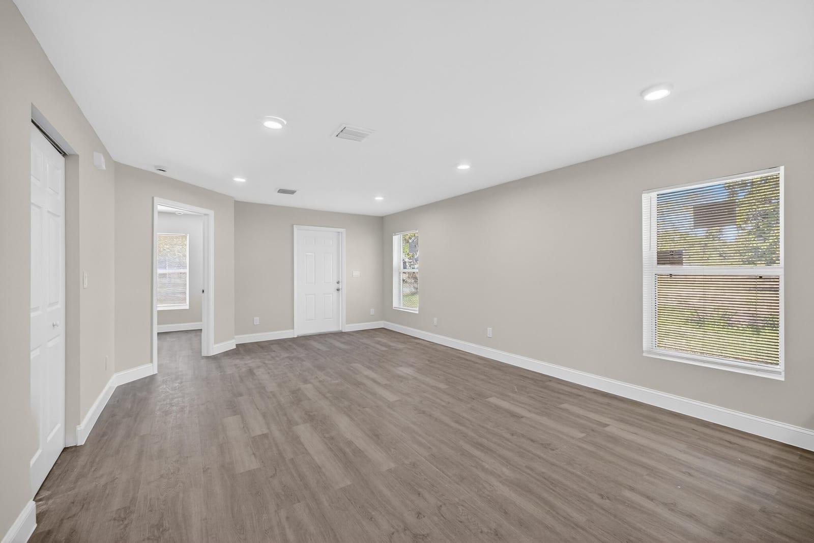 706 Dundas Court — photo 5