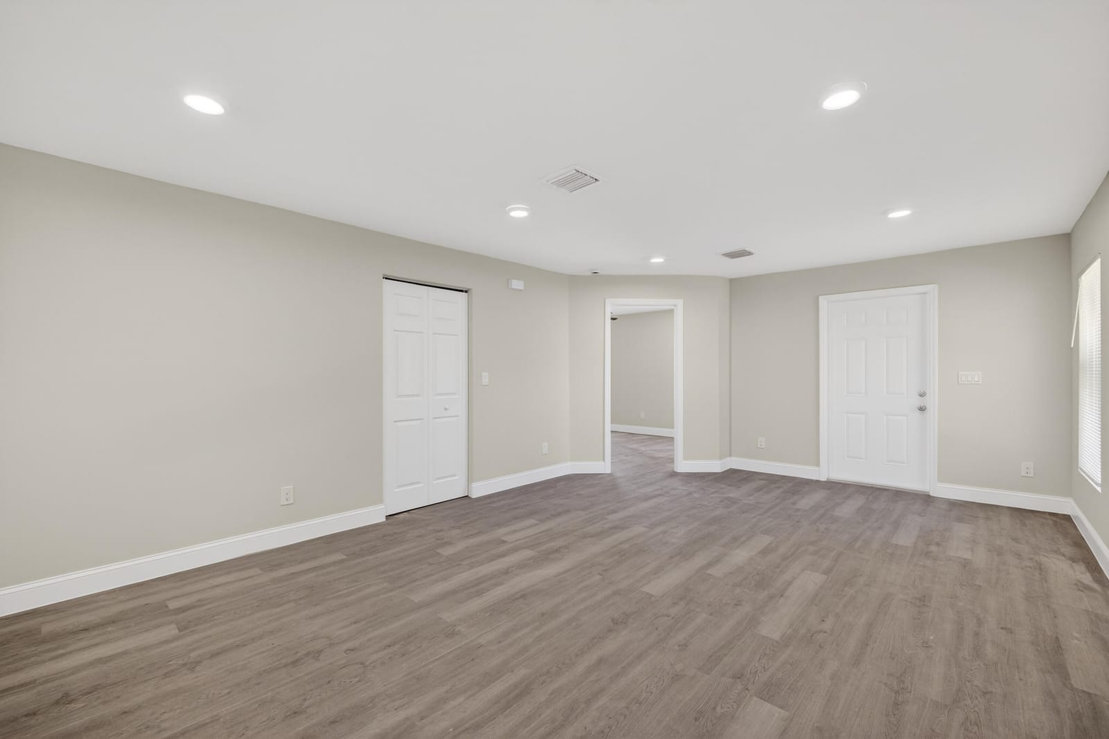 706 Dundas Court — photo 6
