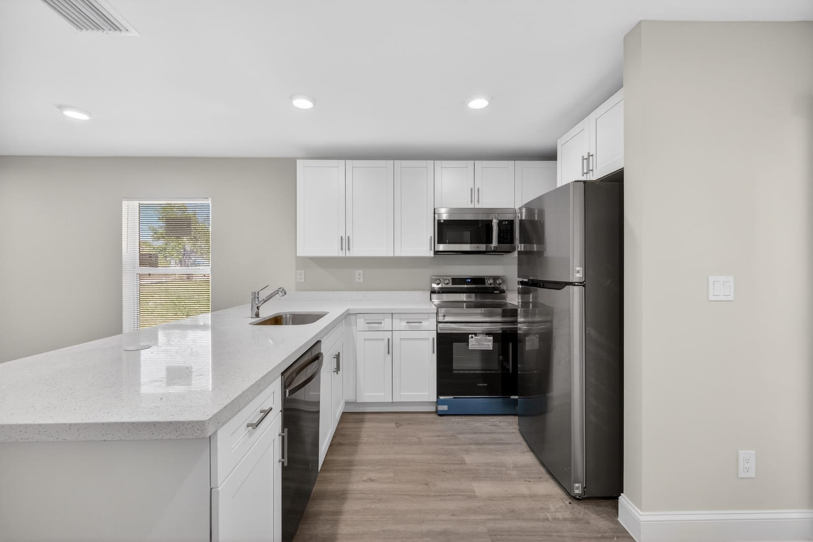 706 Dundas Court — photo 9