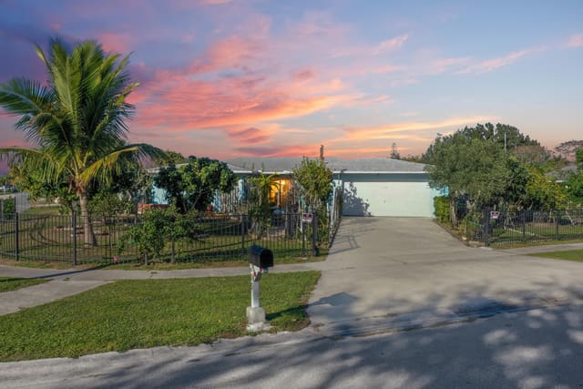 205 NE Ardsley Drive, sold in Port St Lucie Floresta Pines Unit 1, Port St Lucie, FL