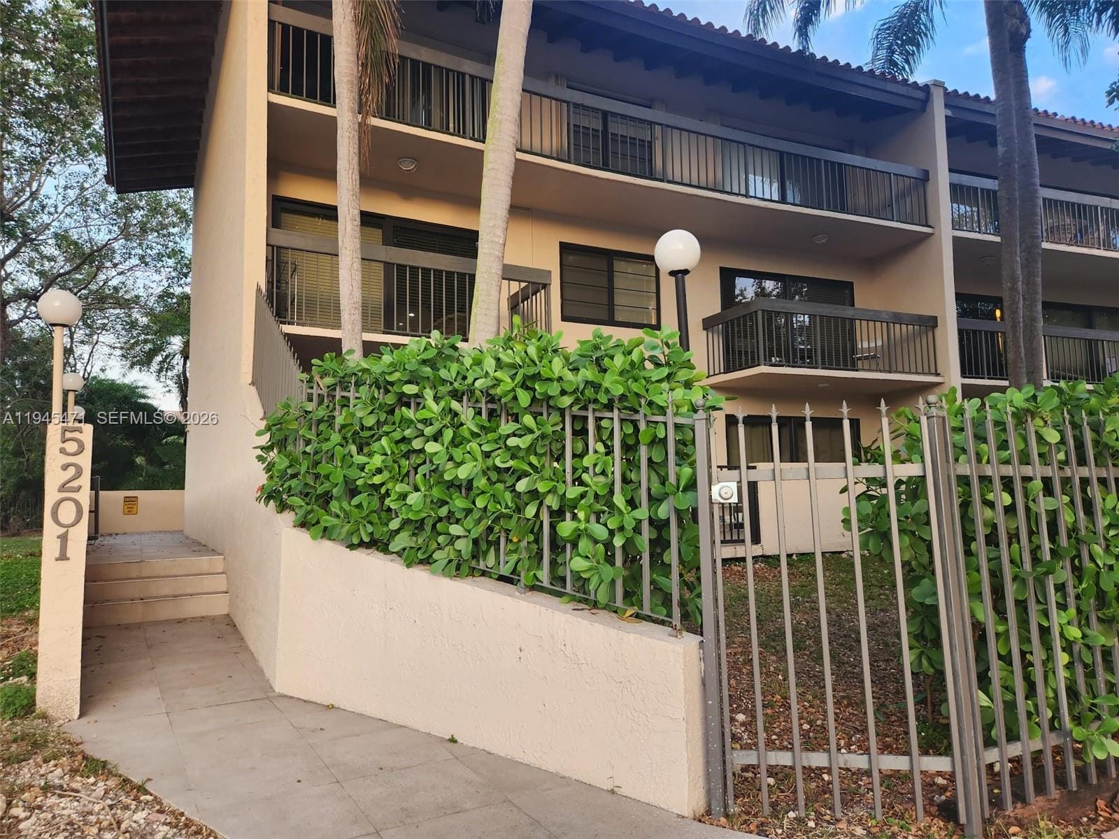5201 Orduna Drive 14 — photo 2