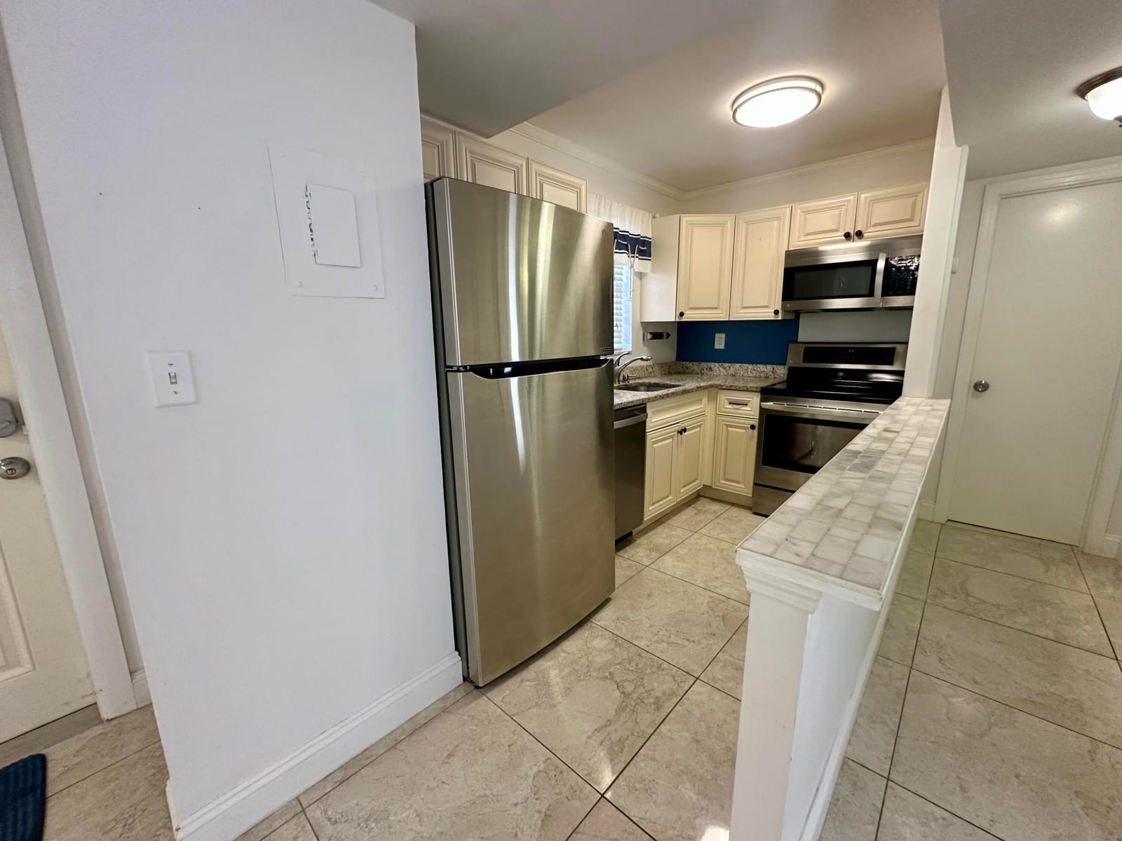 1810 New Palm Way 417 — photo 2