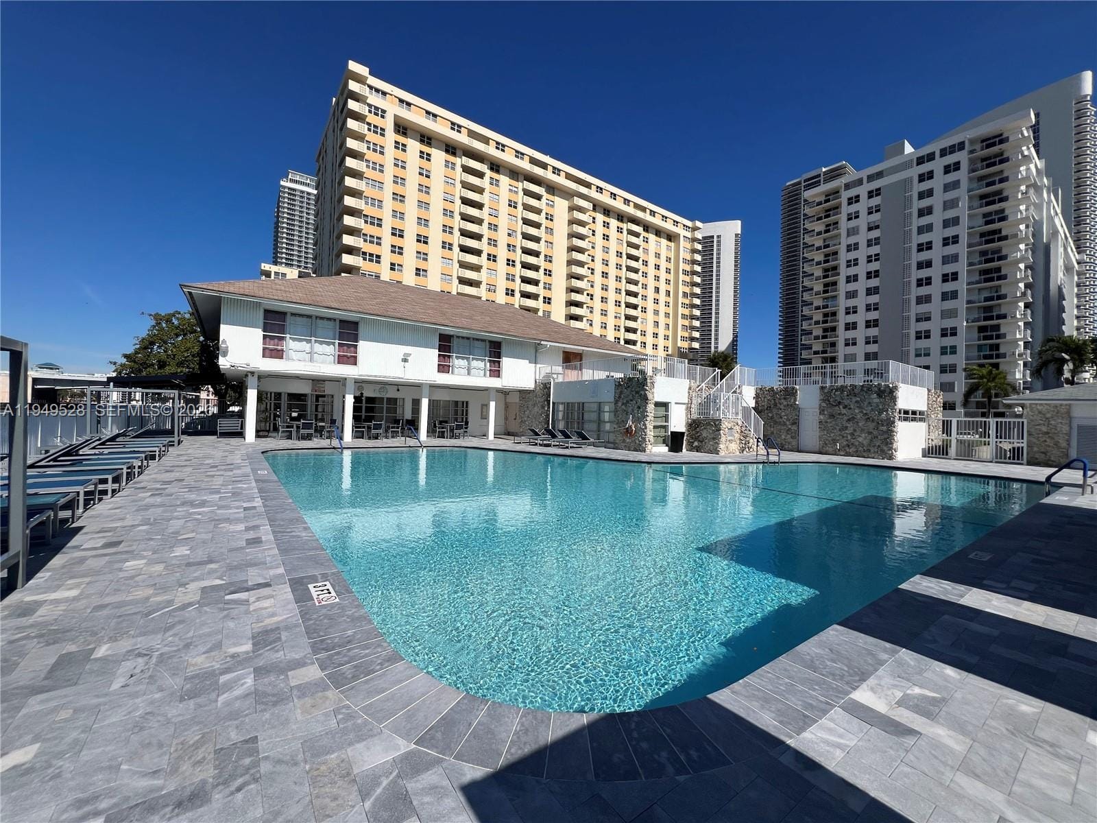 1833 S Ocean Drive 1109 — photo 2