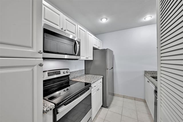 906 Twin Lakes Drive 8-j, sold in Lakewood Village, Coral Springs, FL