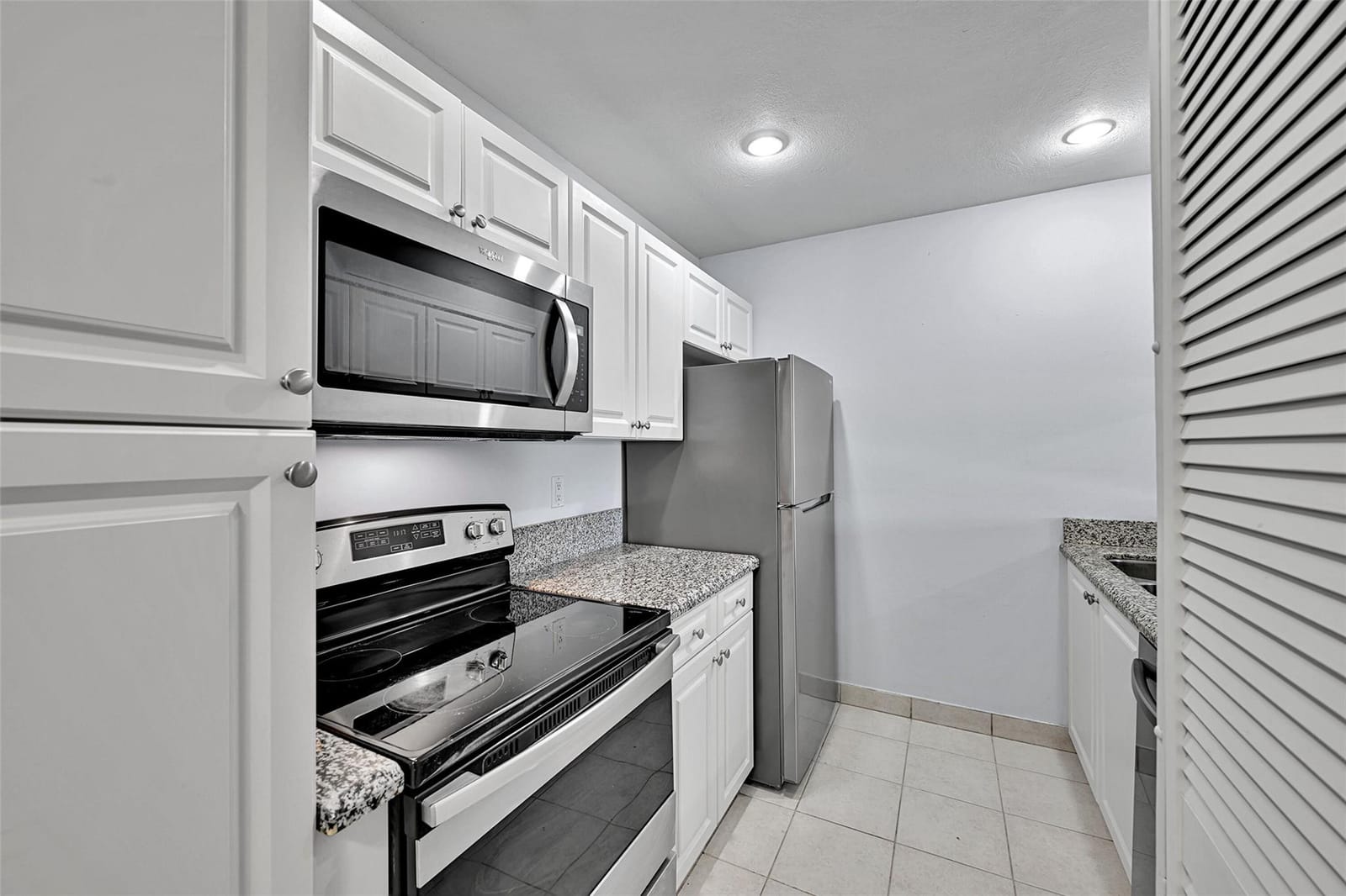 906 Twin Lakes Drive 8-j, Coral Springs, FL 33071