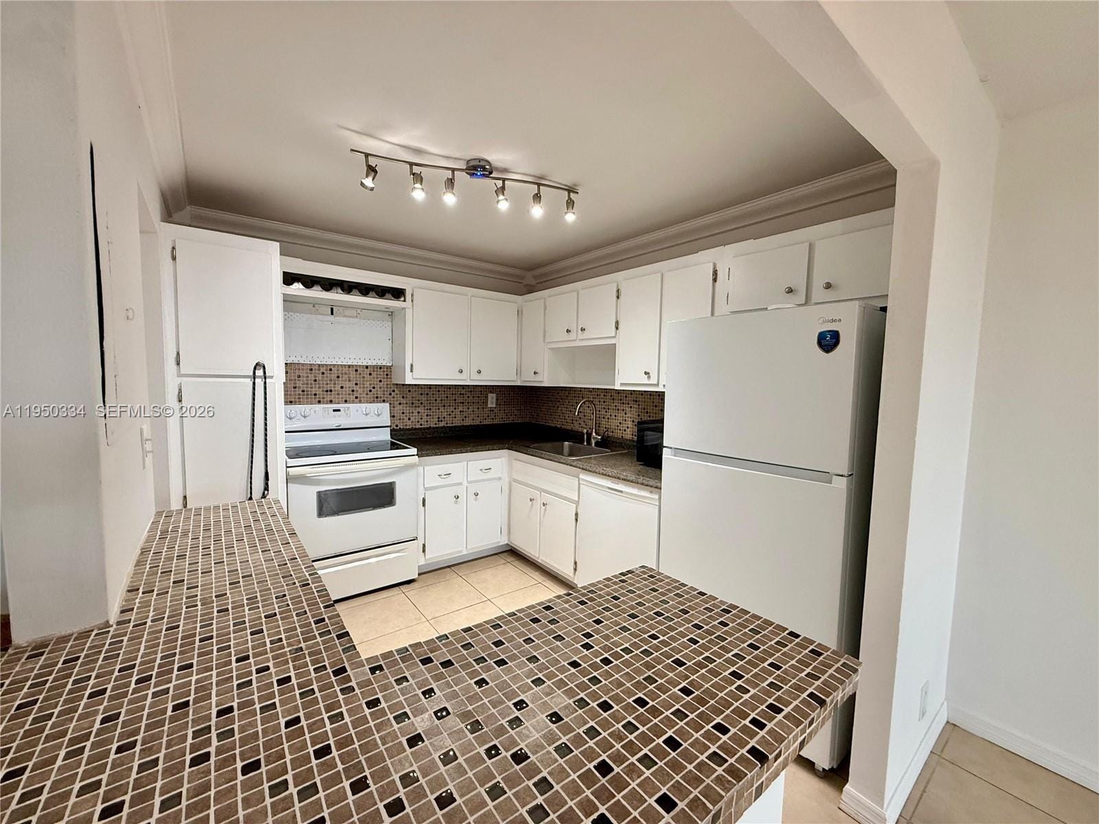 2771 Taft Street 411 — photo 10