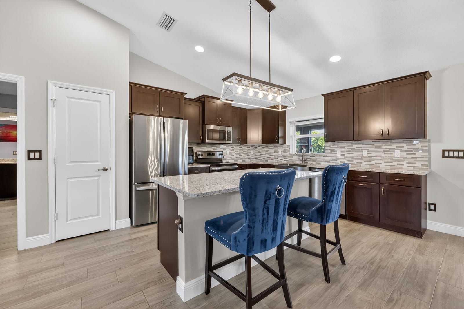 375 SW Alcan Drive — photo 11