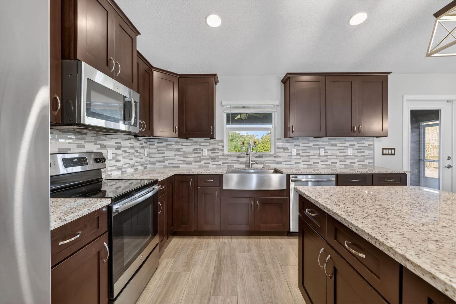 375 SW Alcan Drive — photo 12