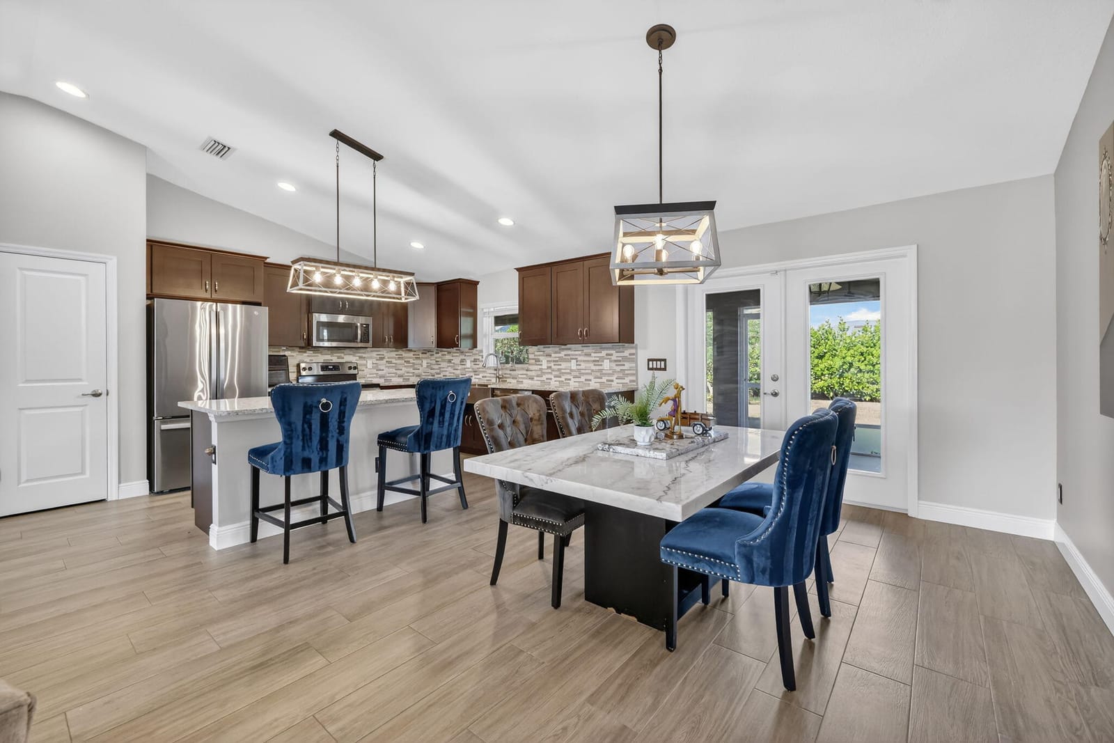 375 SW Alcan Drive — photo 8