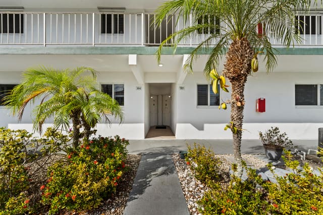 7 Westwood Avenue 104-C, sold in Tequesta Garden Condo 1, Tequesta, FL