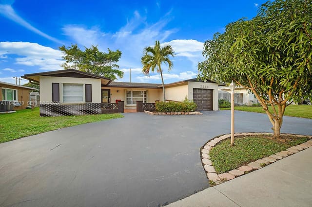 2210 NW 91st Terrace, Pembroke Pines, FL 33024
