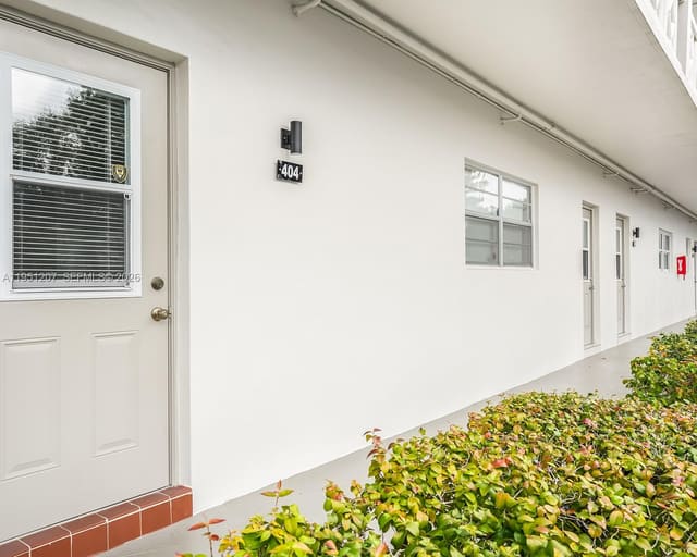 4805 NW 35th Street 404, sold in Hawaiian Gardens, Lauderdale Lakes, FL