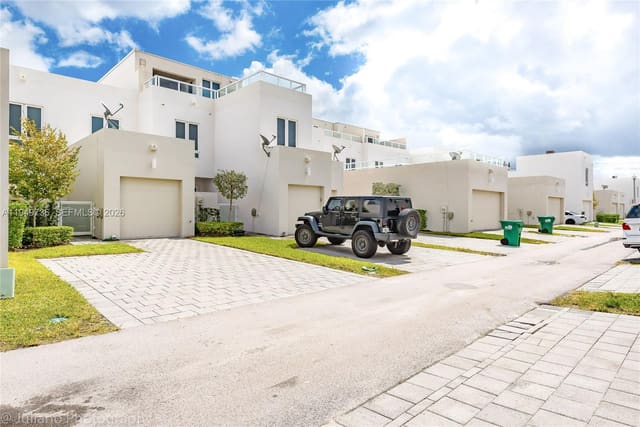 6402 NW 104th Path, Doral, FL 33178