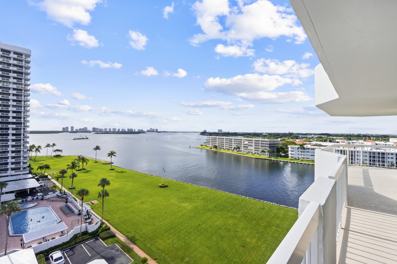 123 Lakeshore Drive 943 — photo 2