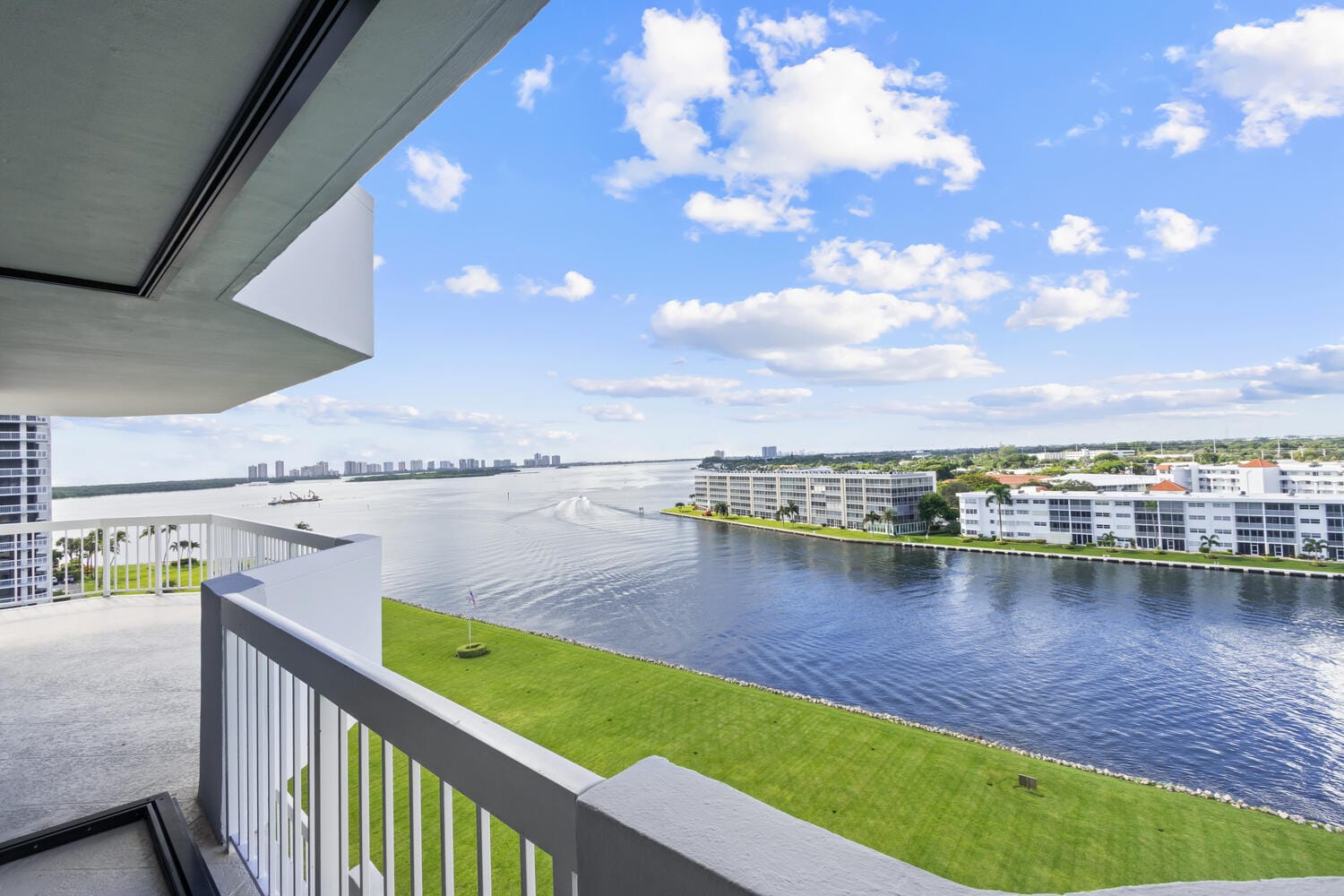 123 Lakeshore Drive 943 — photo 3