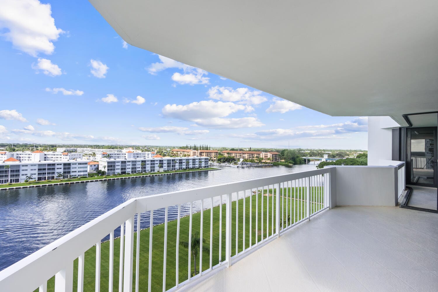 123 Lakeshore Drive 943 — photo 4