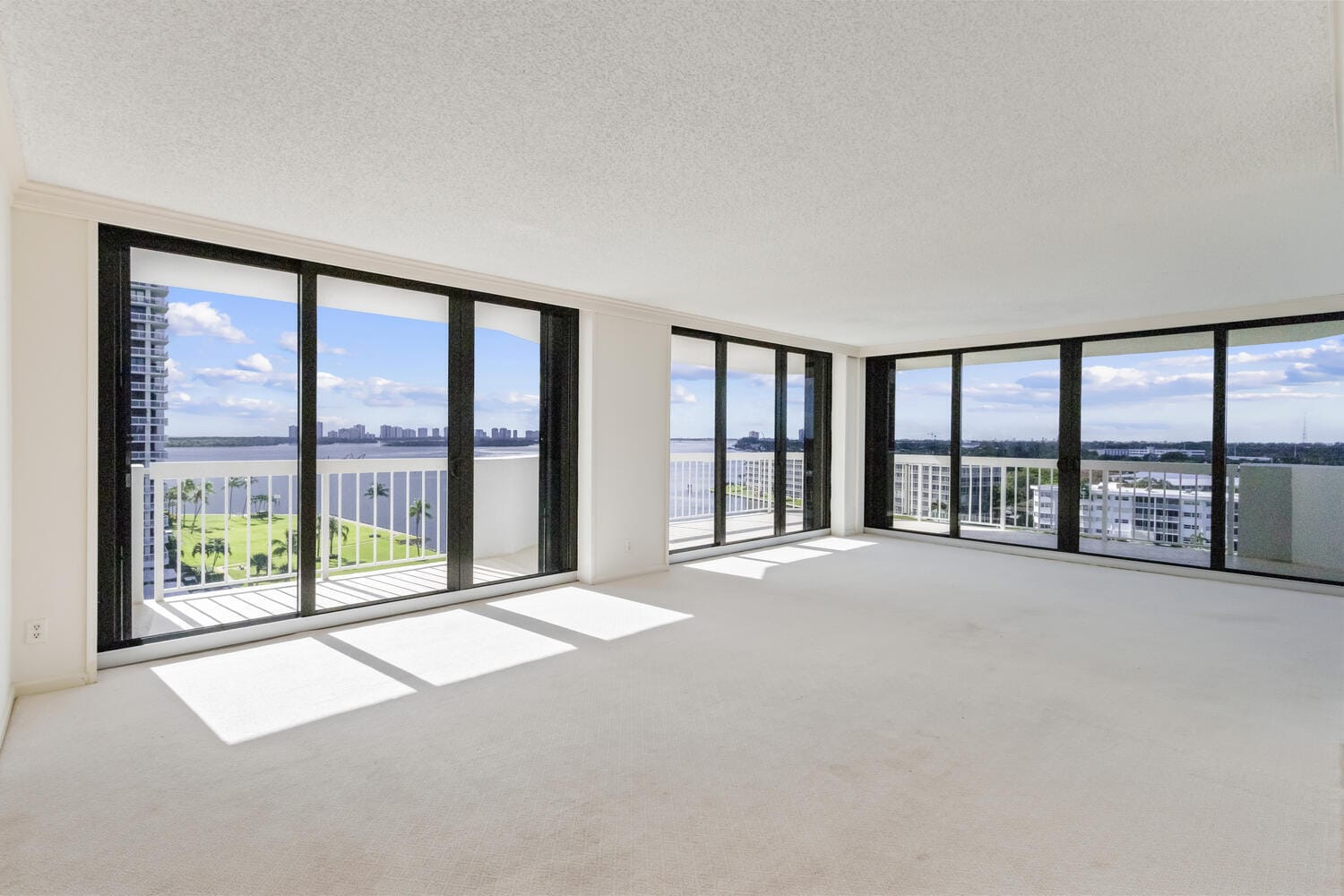 123 Lakeshore Drive 943 — photo 5