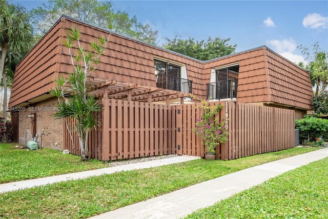 11920 SW 9th Manor, sold in Lake Pine Village, Davie, FL