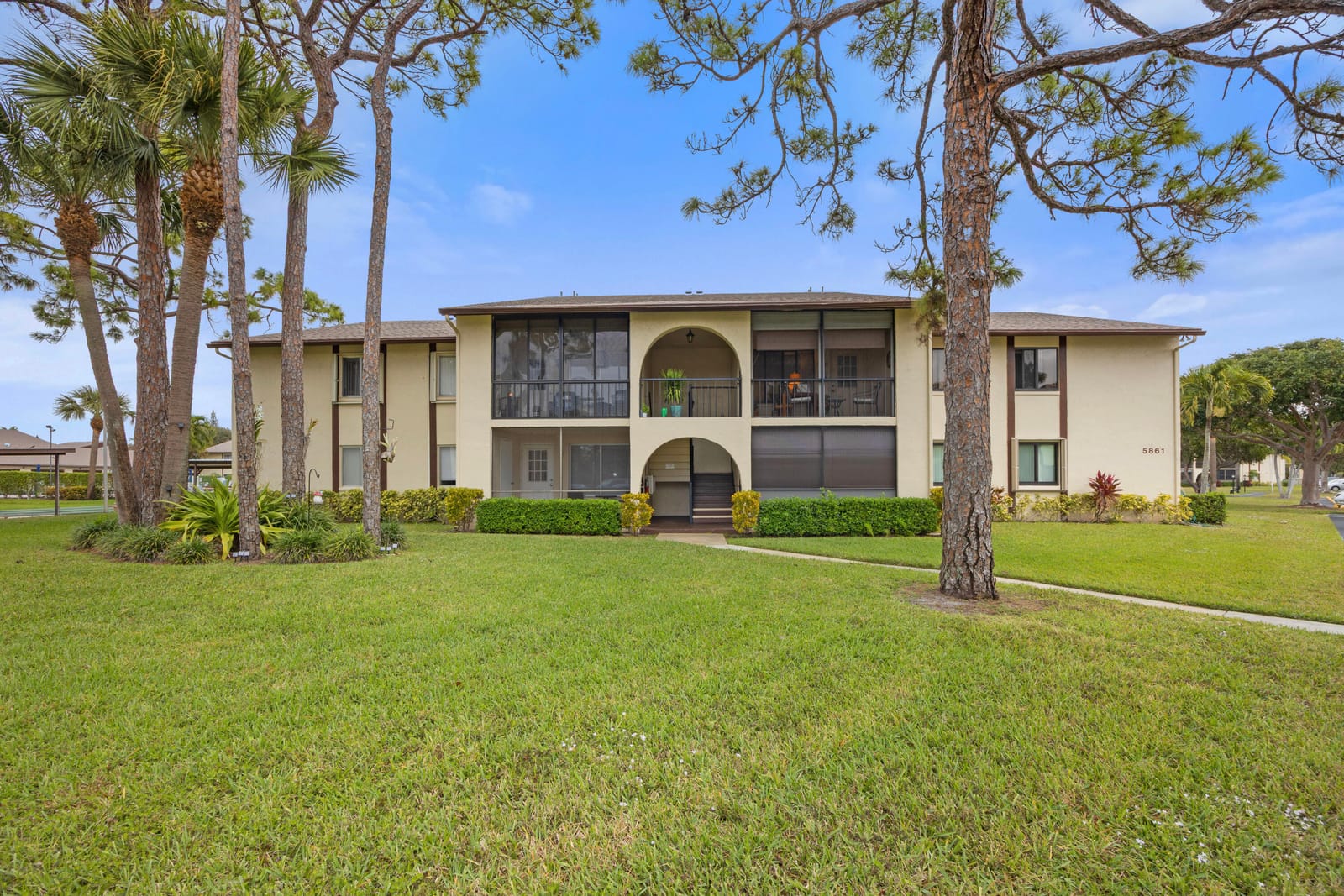 5861 La Paseos Drive D-2, Greenacres, FL 33463 photo 2