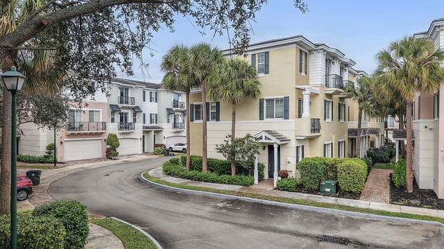 560 NW 39th Circle 560, Boca Raton, FL 33431