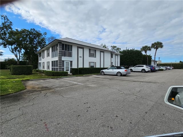 805 SE Central Parkway 16, Stuart, FL 34994