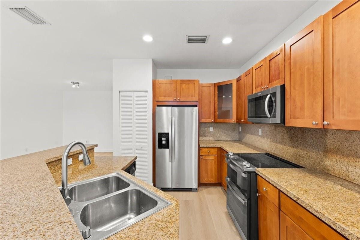 10821 NW 76th Lane 10821 — photo 5