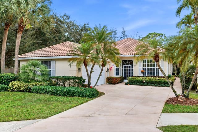 325 Kelsey Park Circle, sold in Oaks Oaks East 4, Palm Beach Gardens, FL