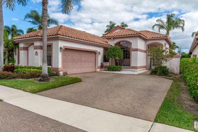 10122 Lexington Circle N, sold in Lexington Lakes, Boynton Beach, FL