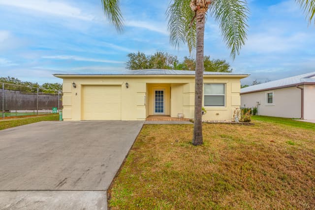 8 Santa Maria Court, Port St. Lucie, FL 34952