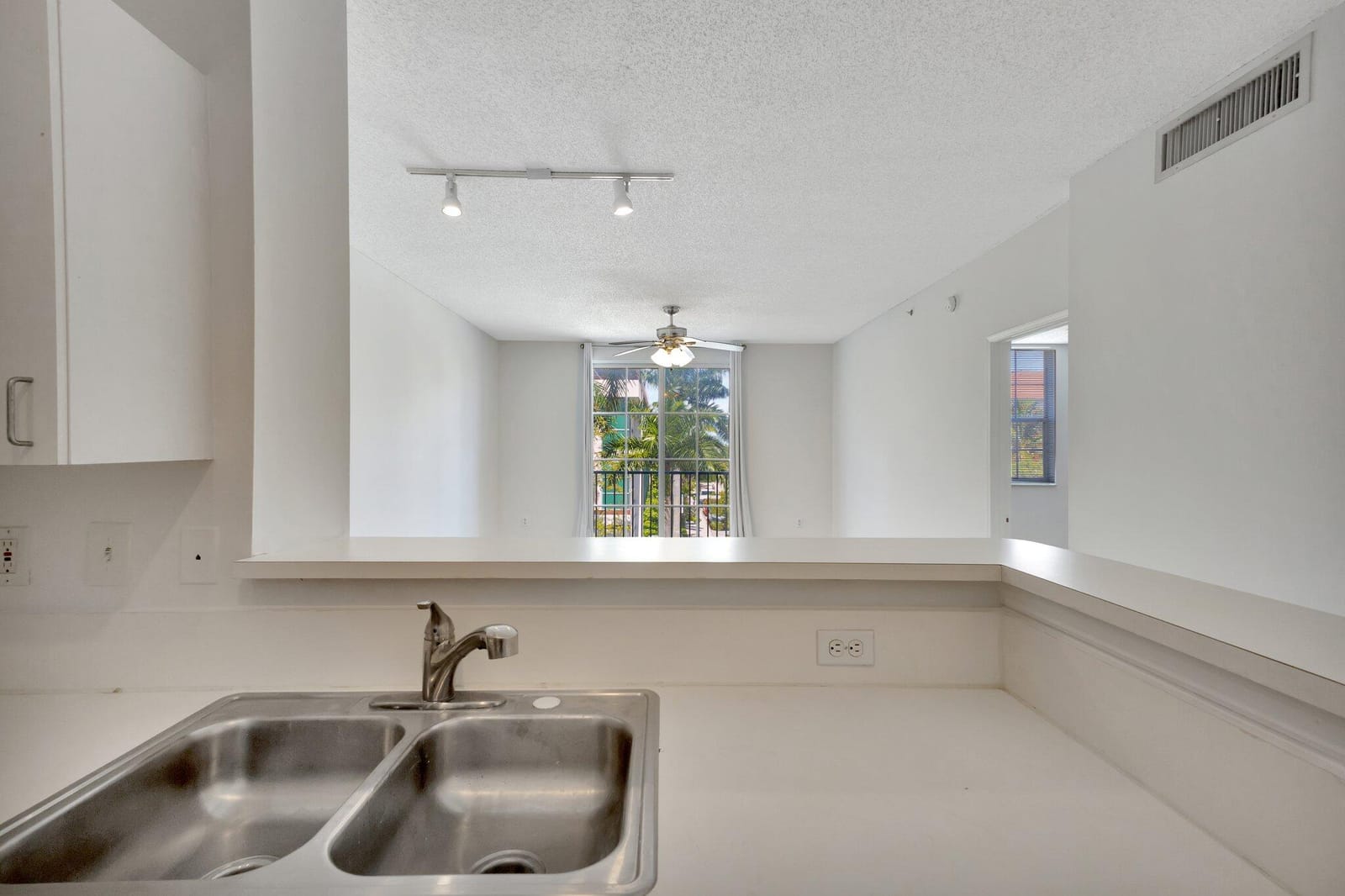 720 S Sapodilla Avenue 303, West Palm Beach, FL 33401 photo 5