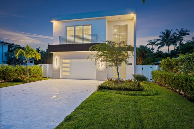 827 N Lake Avenue, sold in La Hacienda Delray, Delray Beach, FL