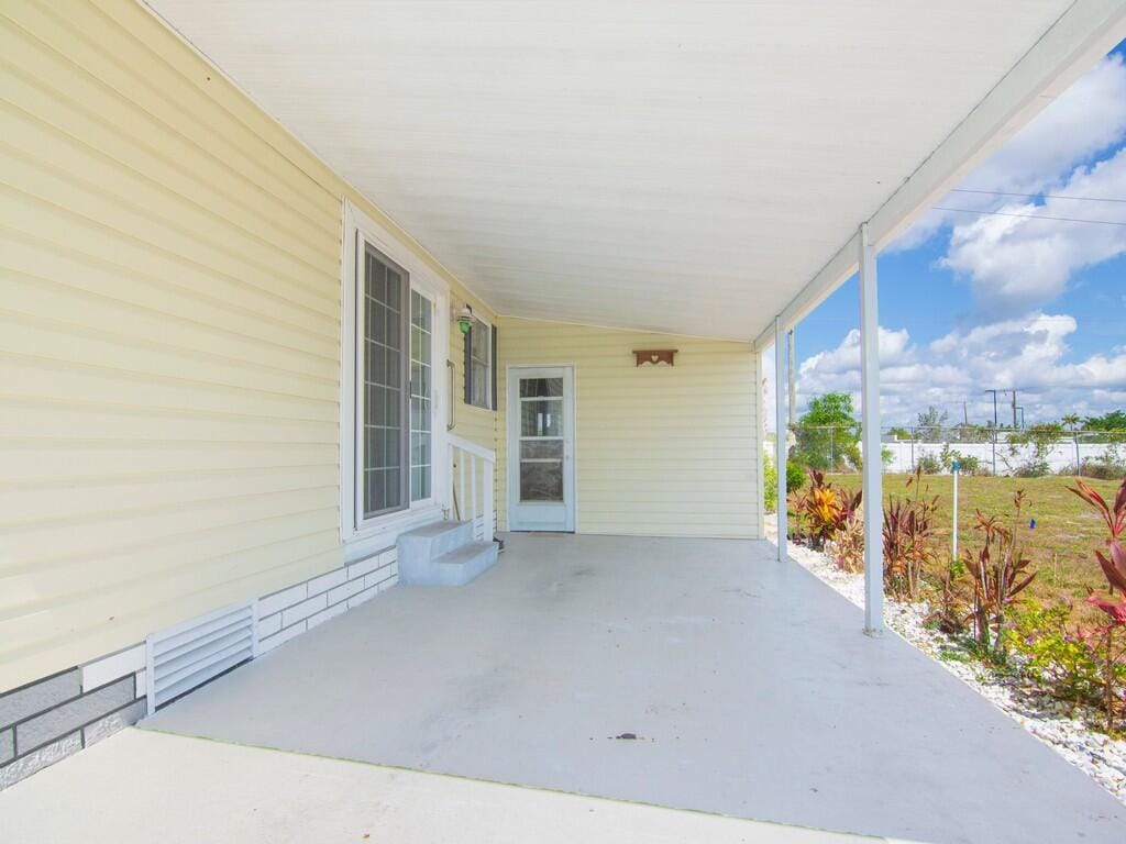 196 NE Emerald Drive — photo 3