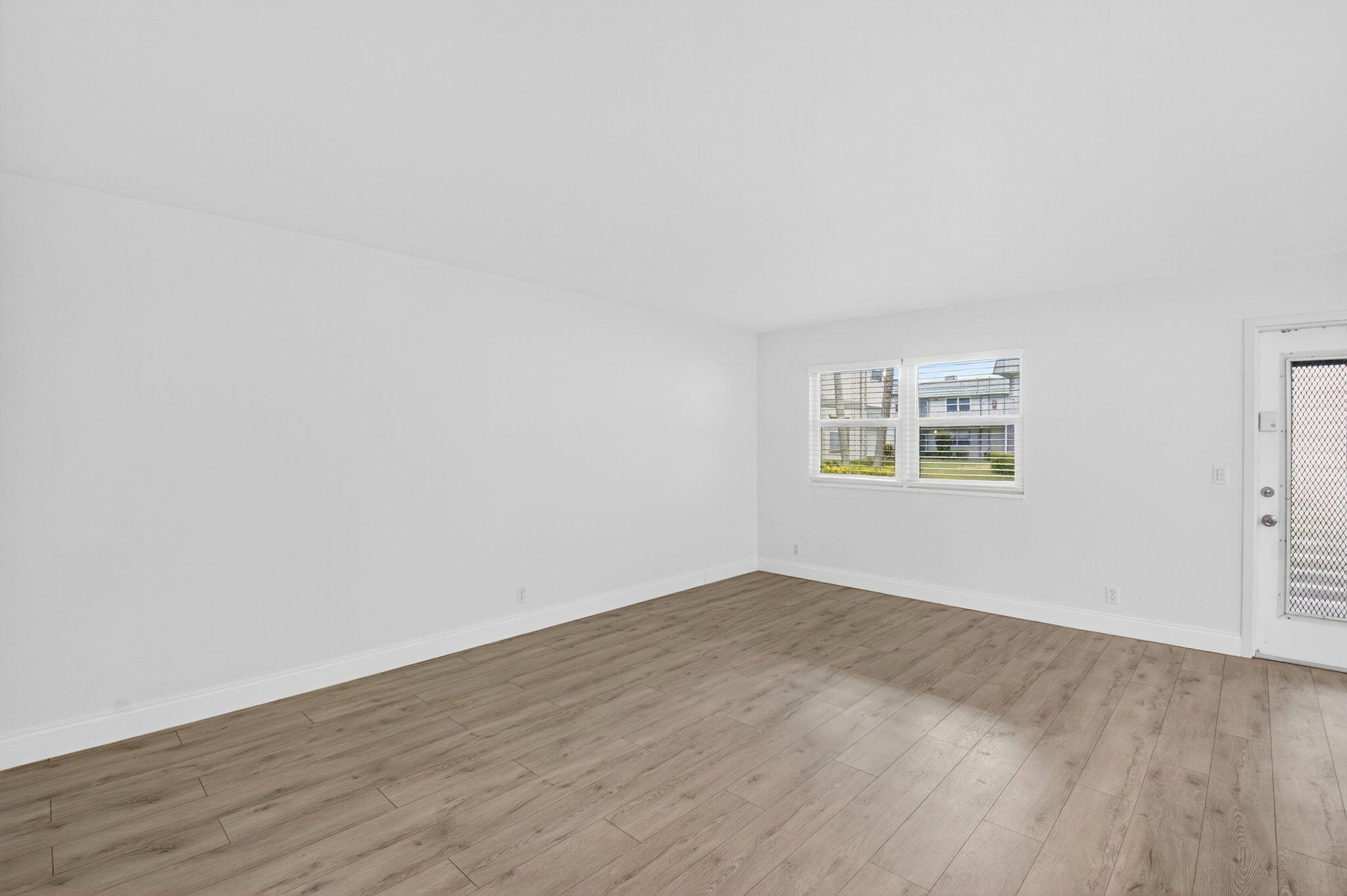 212 Monaco Way E — photo 4