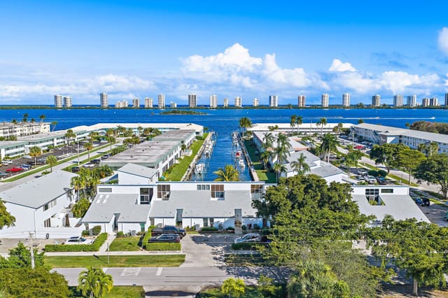 118 Castlewood Drive 123, North Palm Beach, FL 33408