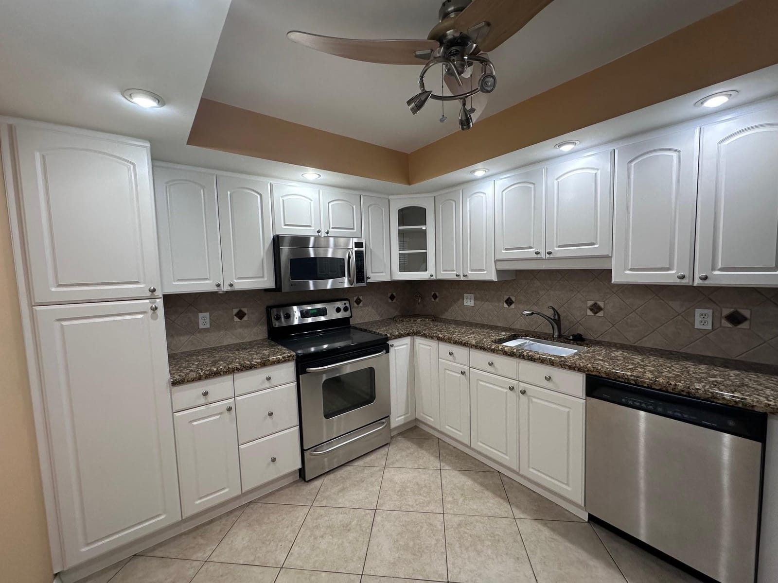 3850 Oaks Clubhouse Drive 403 — photo 4