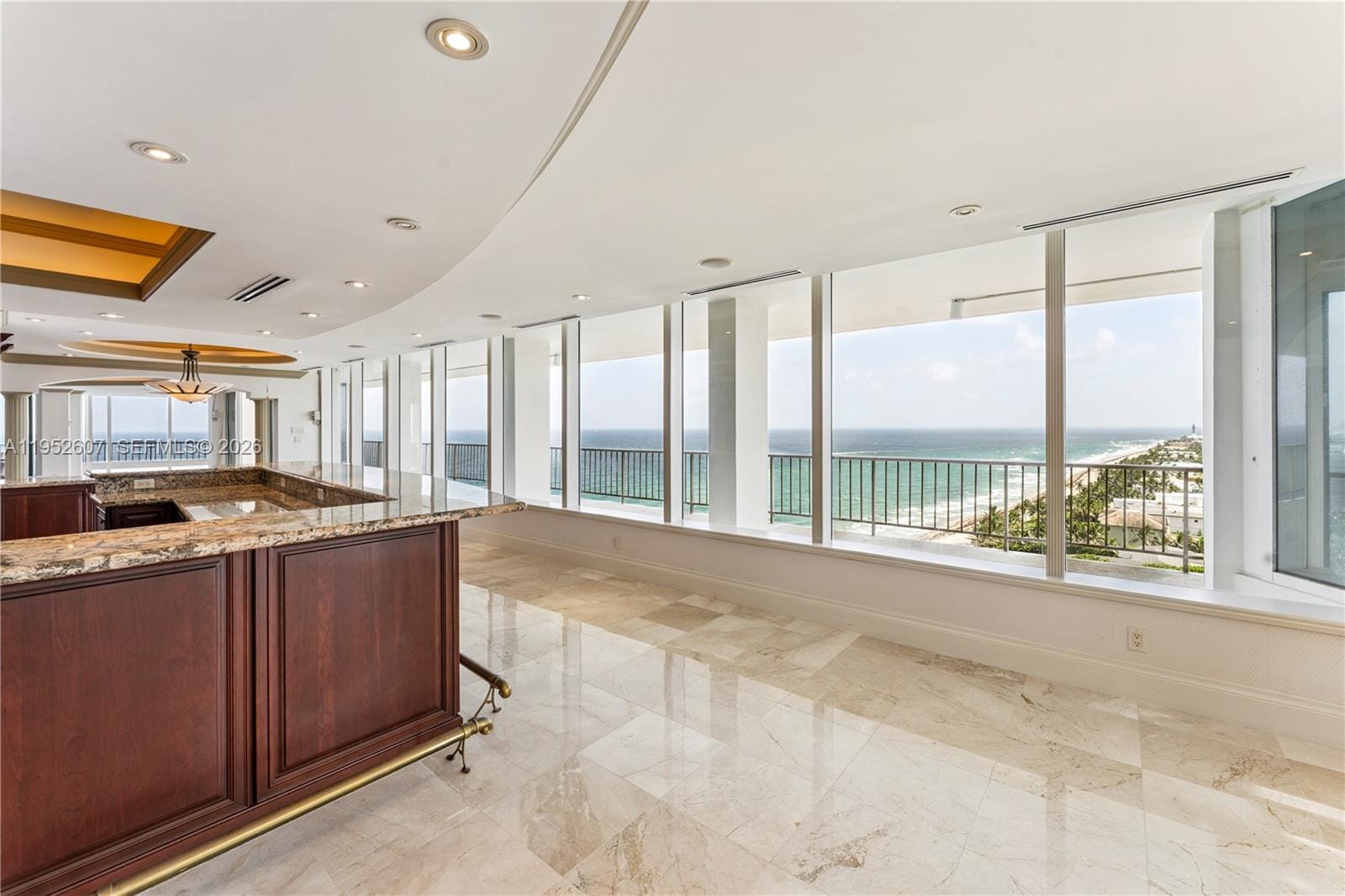 1021 Hillsboro Mile RG — photo 7