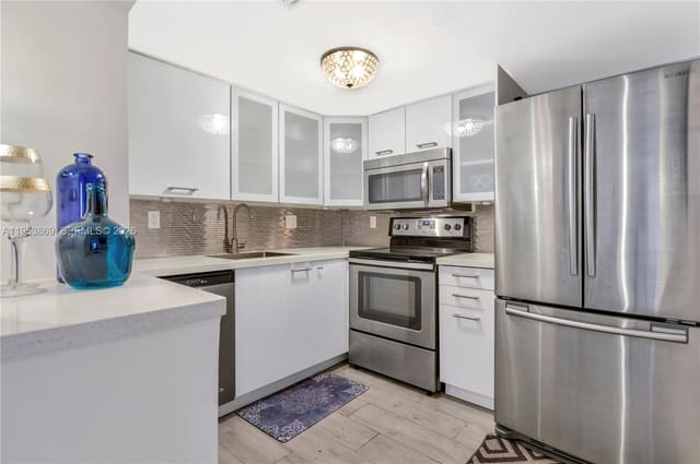 2600 Collins Avenue 204, Lake Beach Club, Miami Beach, FL