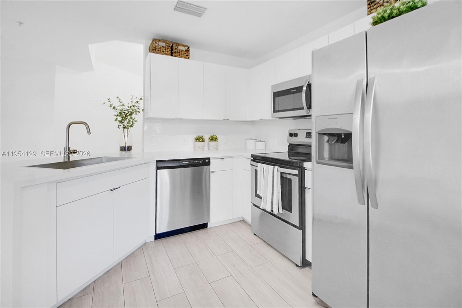 8930 NE 8th Avenue 901, Miami, FL 33138