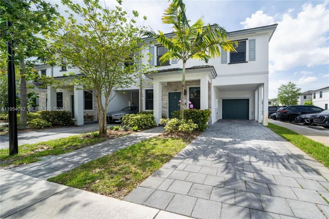 1540 SW 28th Street, sold in Reserve At Edgewood, Fort Lauderdale, FL