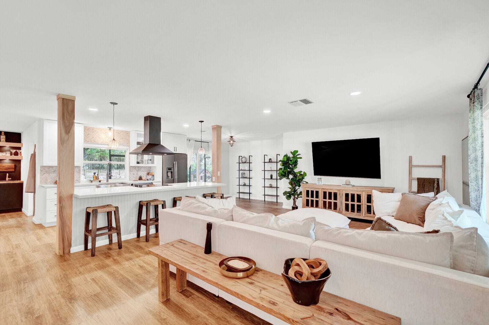 824 N Bel Air Drive — photo 3