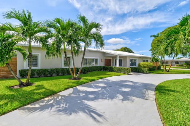 7101 W Lake Drive, Lake Clarke Shores, FL 33406