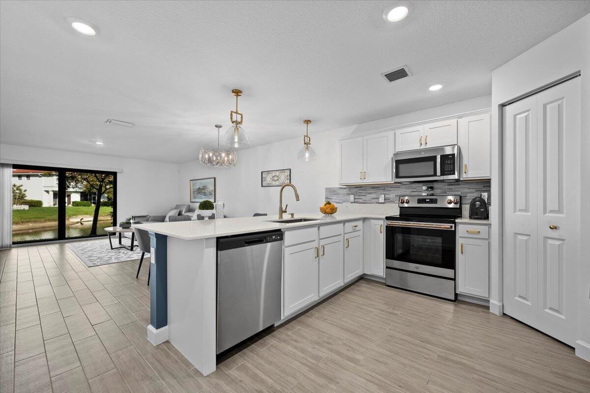 6013 Woods Edge Circle, Riviera Beach, FL 33410 photo 8
