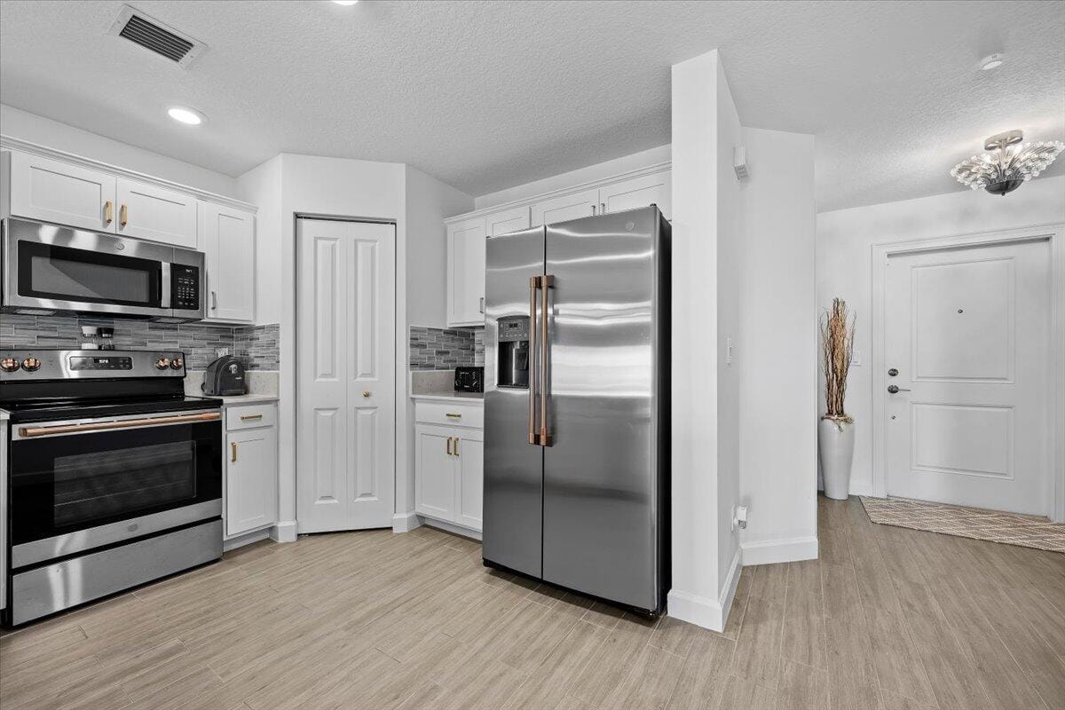 6013 Woods Edge Circle, Riviera Beach, FL 33410 photo 9
