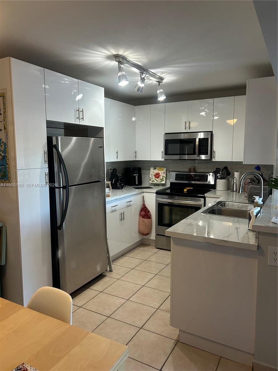 200 W Palm Circle W 104, Pembroke Pines, FL 33025, Pembroke Pines