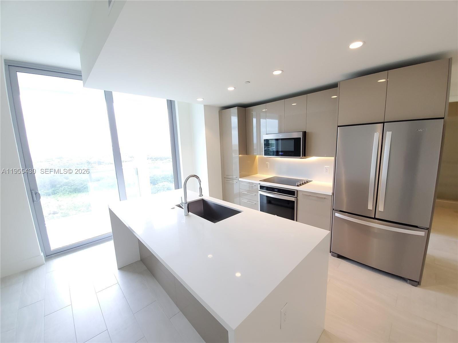 2000 Metropica Way 1401 — photo 2